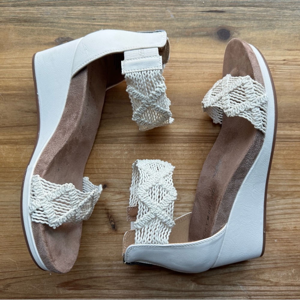 Lucky Brand Womens Kierlo Ivory Faux Leather Platform Sandals Shoes 8.5